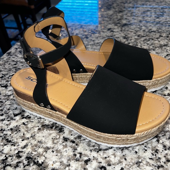 Soda Platform Sandals - Picture 2 of 4